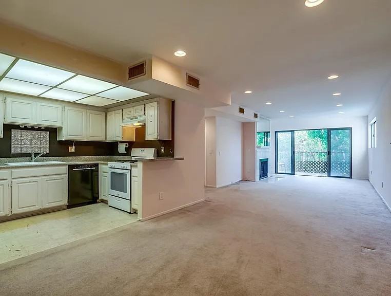 14804 Magnolia Blvd #10 - Photo 5 of 13