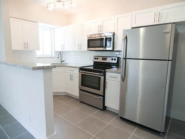 635 Ne 8th Ave #3 - Photo 2 of 7