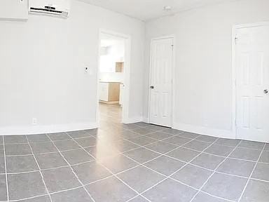 635 Ne 8th Ave #3 - Photo 3 of 7