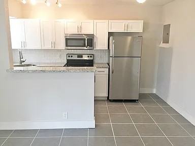 635 Ne 8th Ave #3 - Photo 5 of 7