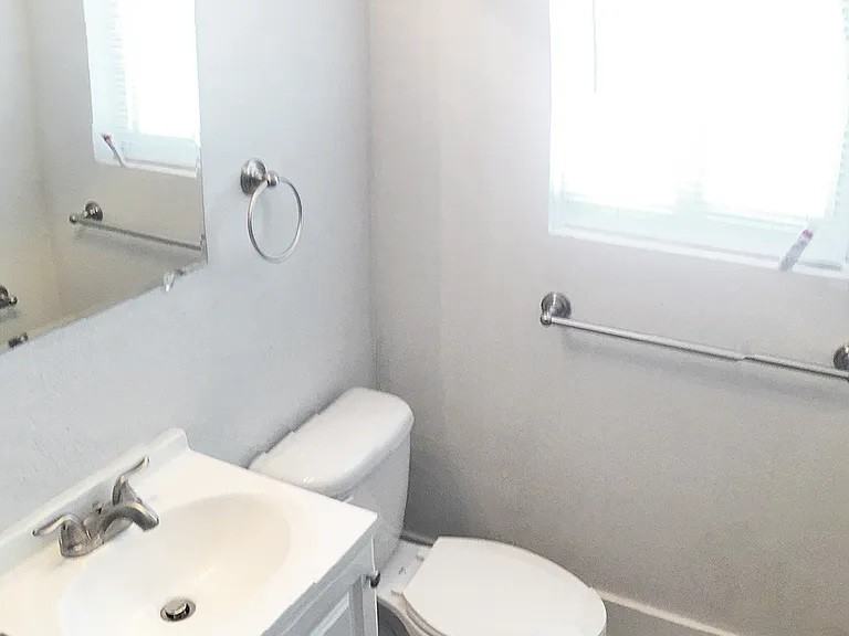 635 Ne 8th Ave #3 - Photo 6 of 7