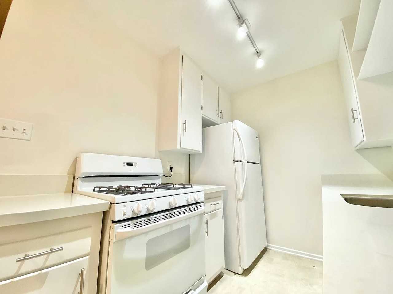 1227 11th St #H - Photo 6 of 10