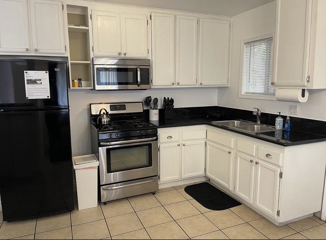 1259 Palm St - Photo 4 of 8