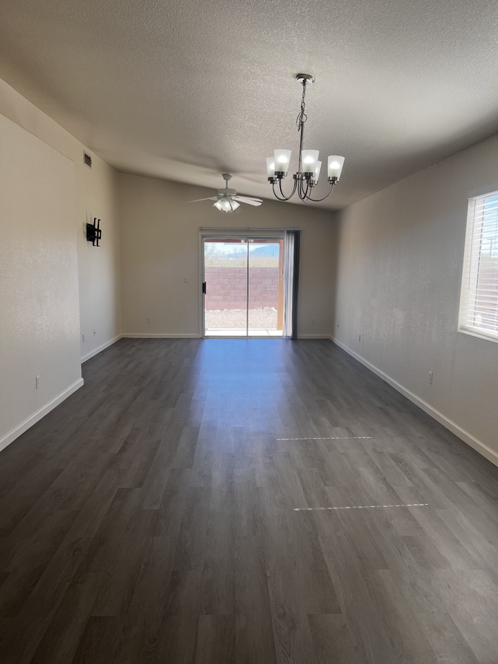 2636 N Splitwood Ave - Photo 2 of 23