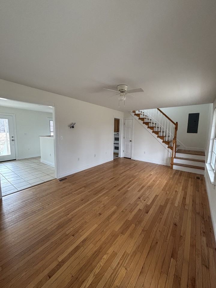 57 Thomas Dr - Photo 5 of 20