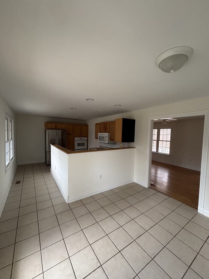 57 Thomas Dr - Photo 6 of 20