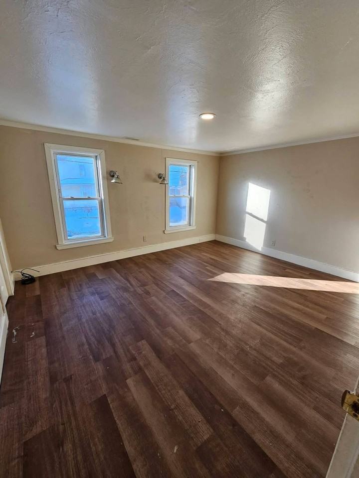 220 Linden Ave - Photo 5 of 9