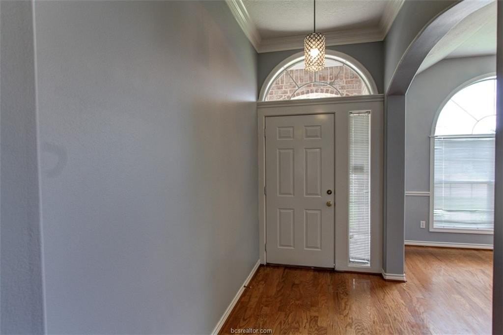 305 Landsburg Ln - Photo 2 of 26