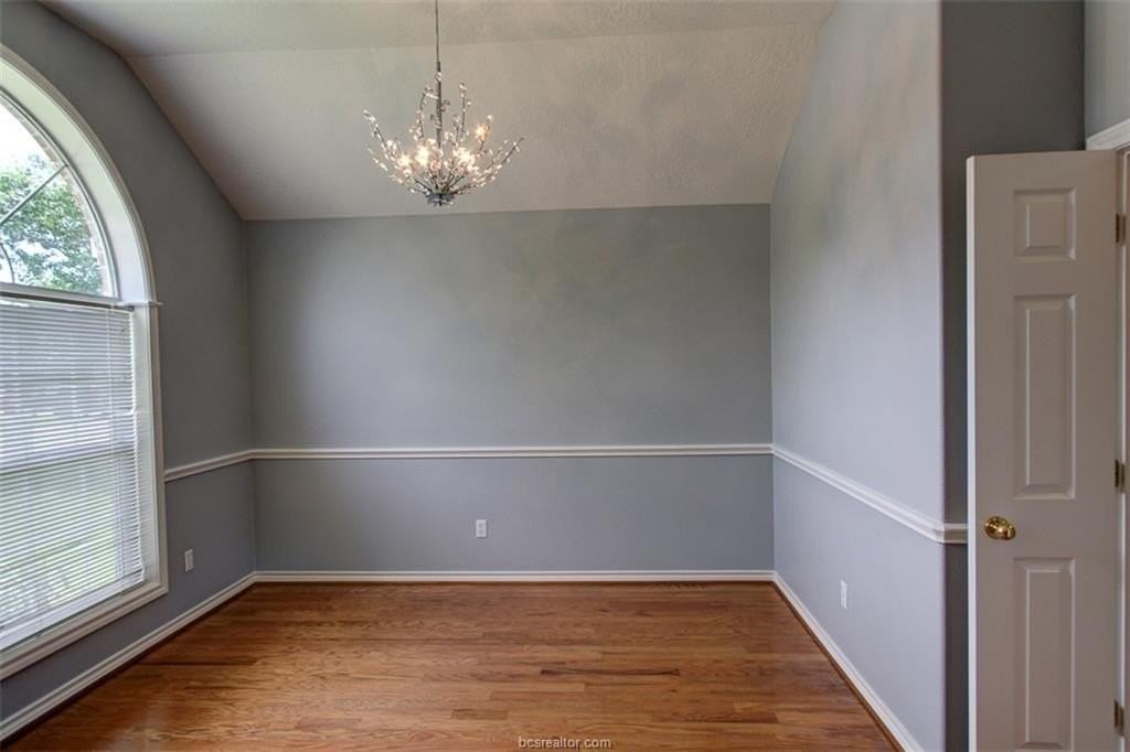 305 Landsburg Ln - Photo 3 of 26