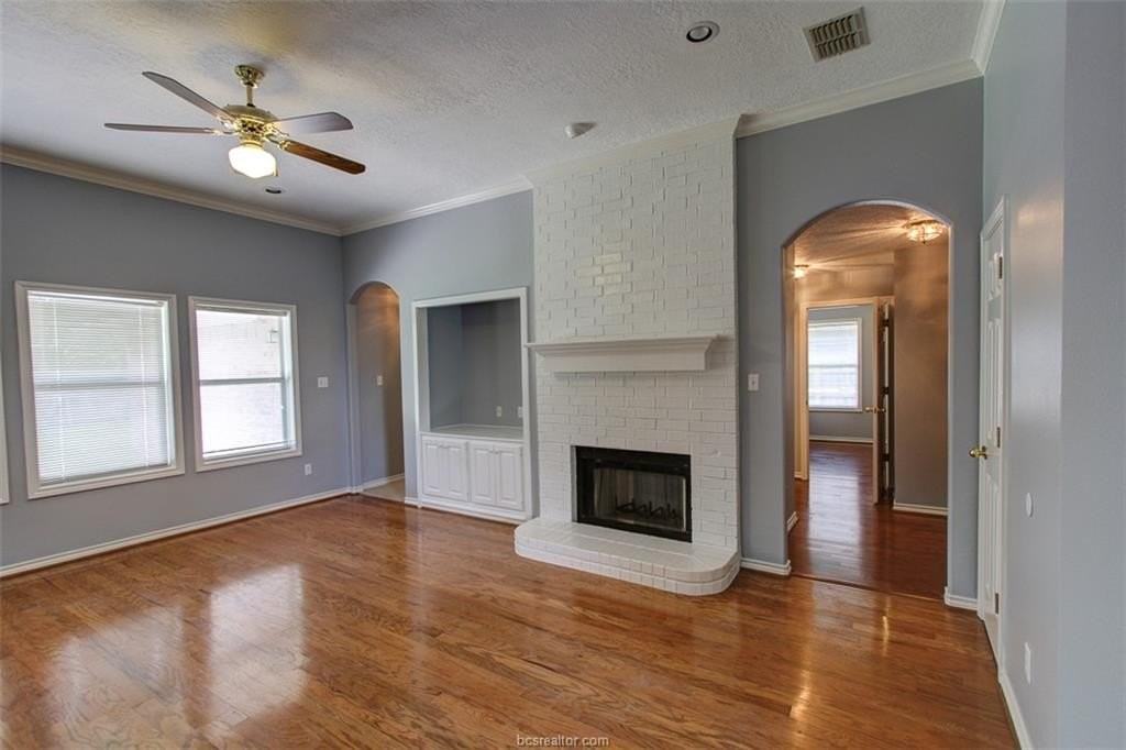 305 Landsburg Ln - Photo 4 of 26