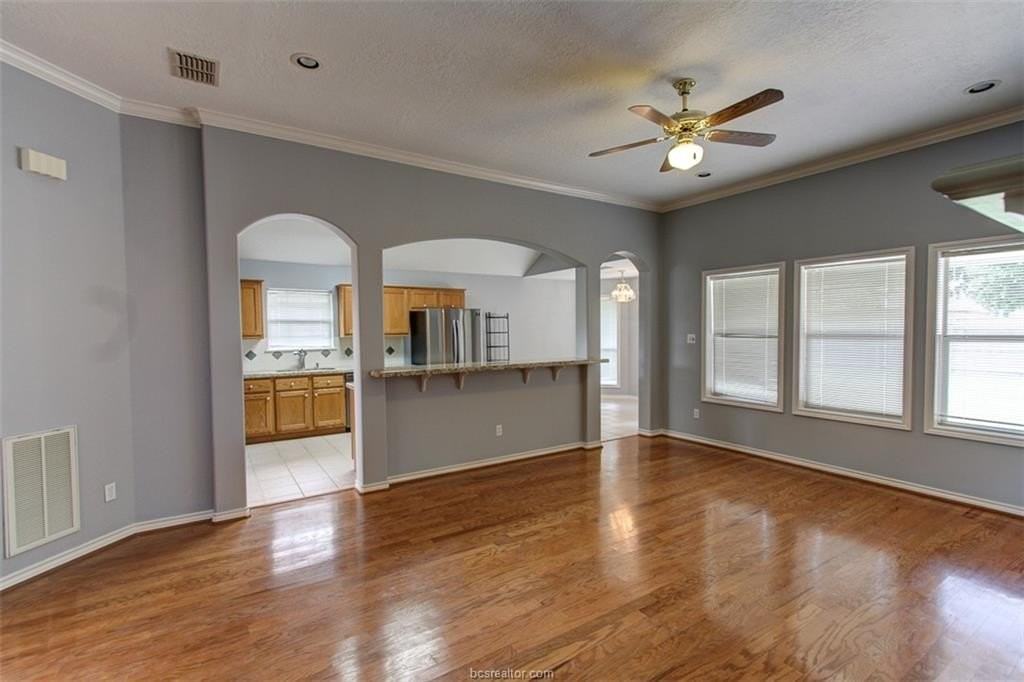 305 Landsburg Ln - Photo 6 of 26