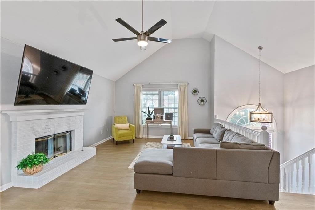 2437 Pondside Pl Ne - Photo 3 of 37