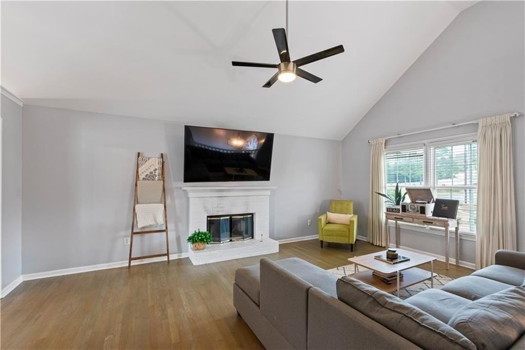 2437 Pondside Pl Ne - Photo 4 of 37