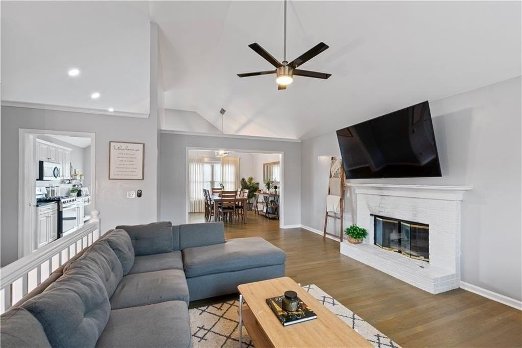 2437 Pondside Pl Ne - Photo 5 of 37