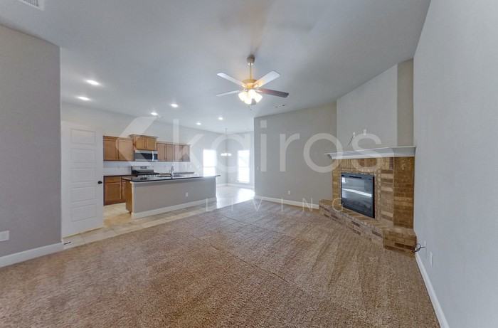 309 Pin Oak St - Photo 4 of 21