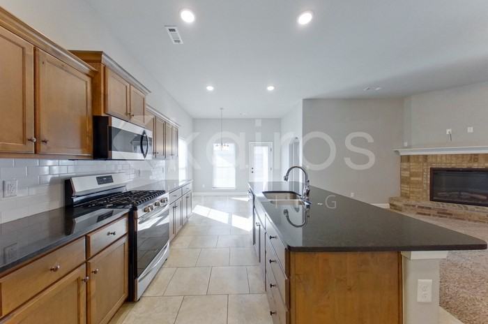 309 Pin Oak St - Photo 6 of 21