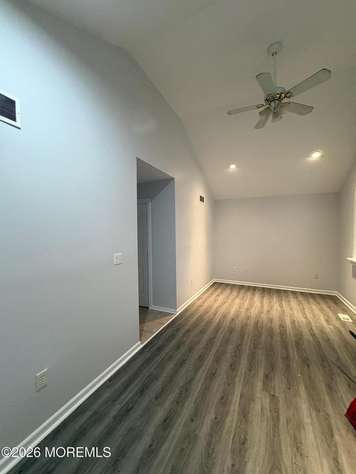 211 Anthony Ave - Photo 2 of 18