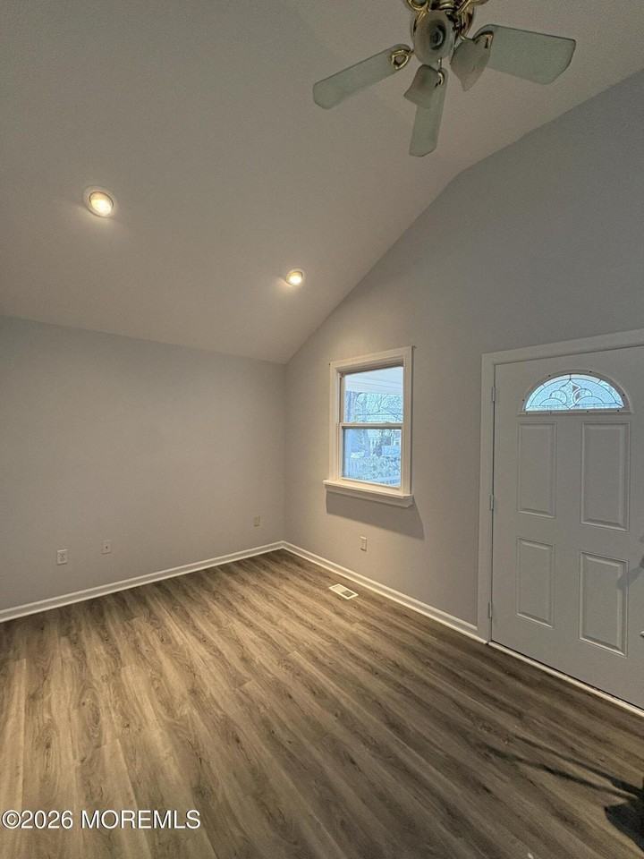 211 Anthony Ave - Photo 3 of 18