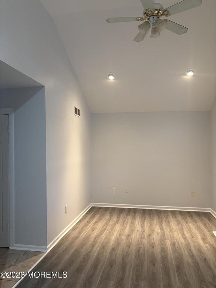 211 Anthony Ave - Photo 4 of 18