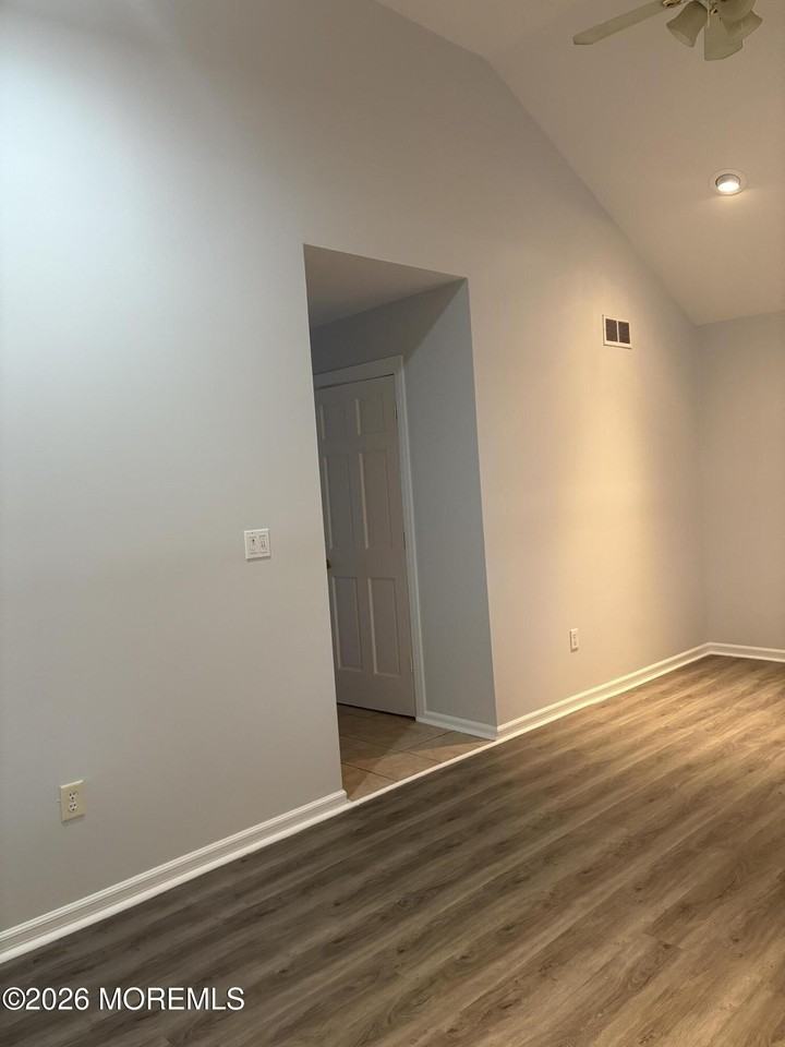 211 Anthony Ave - Photo 5 of 18