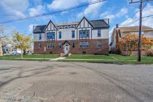 featured image of 922 4th Ave #3B