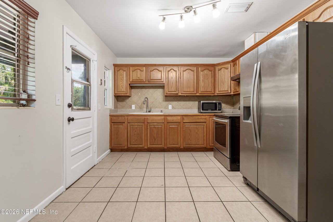 1329 Hollyhock Cir W - Photo 6 of 23