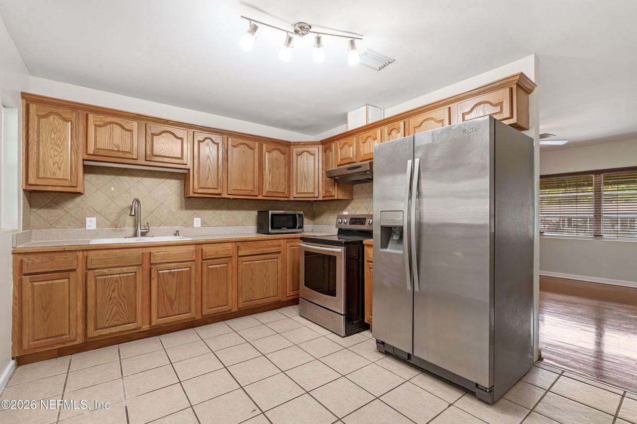 1329 Hollyhock Cir W - Photo 7 of 23