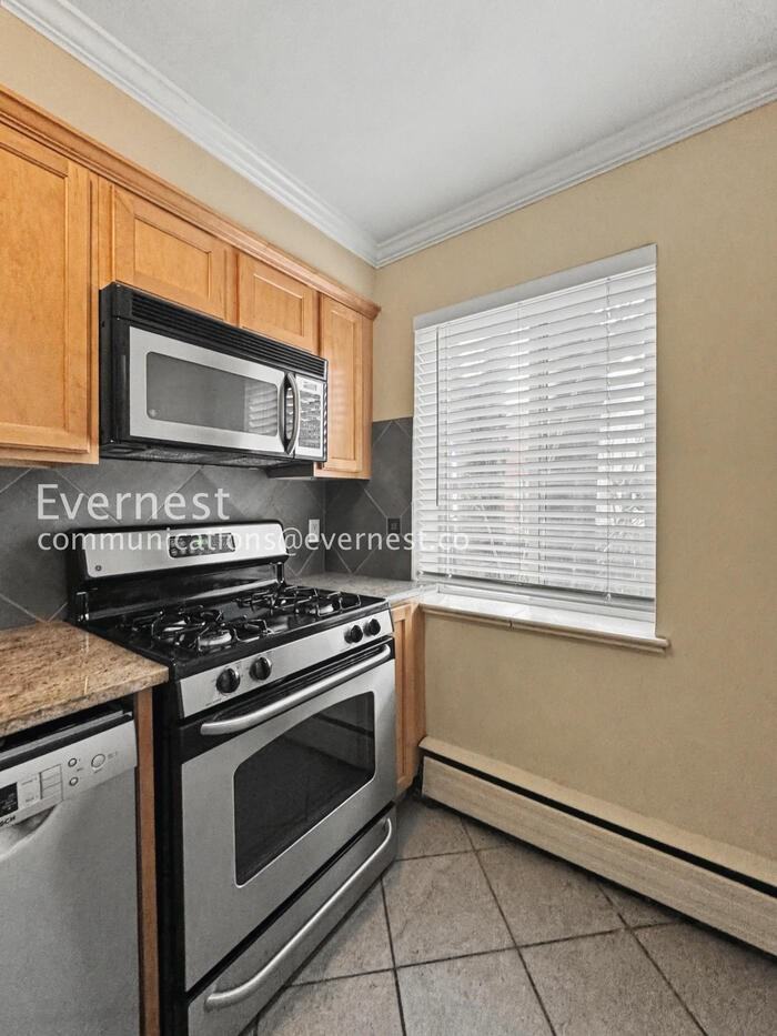 276 S Sherman St #3 - Photo 5 of 23