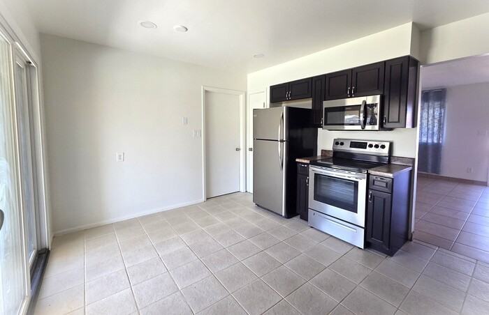 2201 W Paradise Dr - Photo 2 of 10