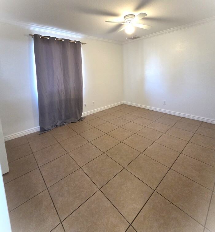 2201 W Paradise Dr - Photo 7 of 10