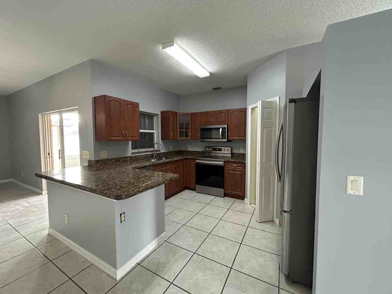 974 Se Albatross Ave - Photo 4 of 15