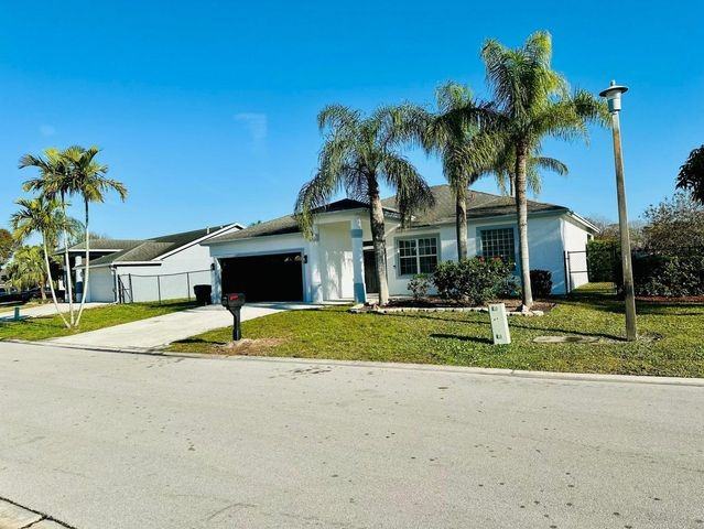 1196 Hatteras Circle - Photo 2 of 8