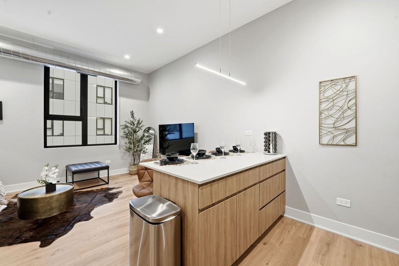 6044 N Winthrop Ave #1377801P - Photo 2 of 39