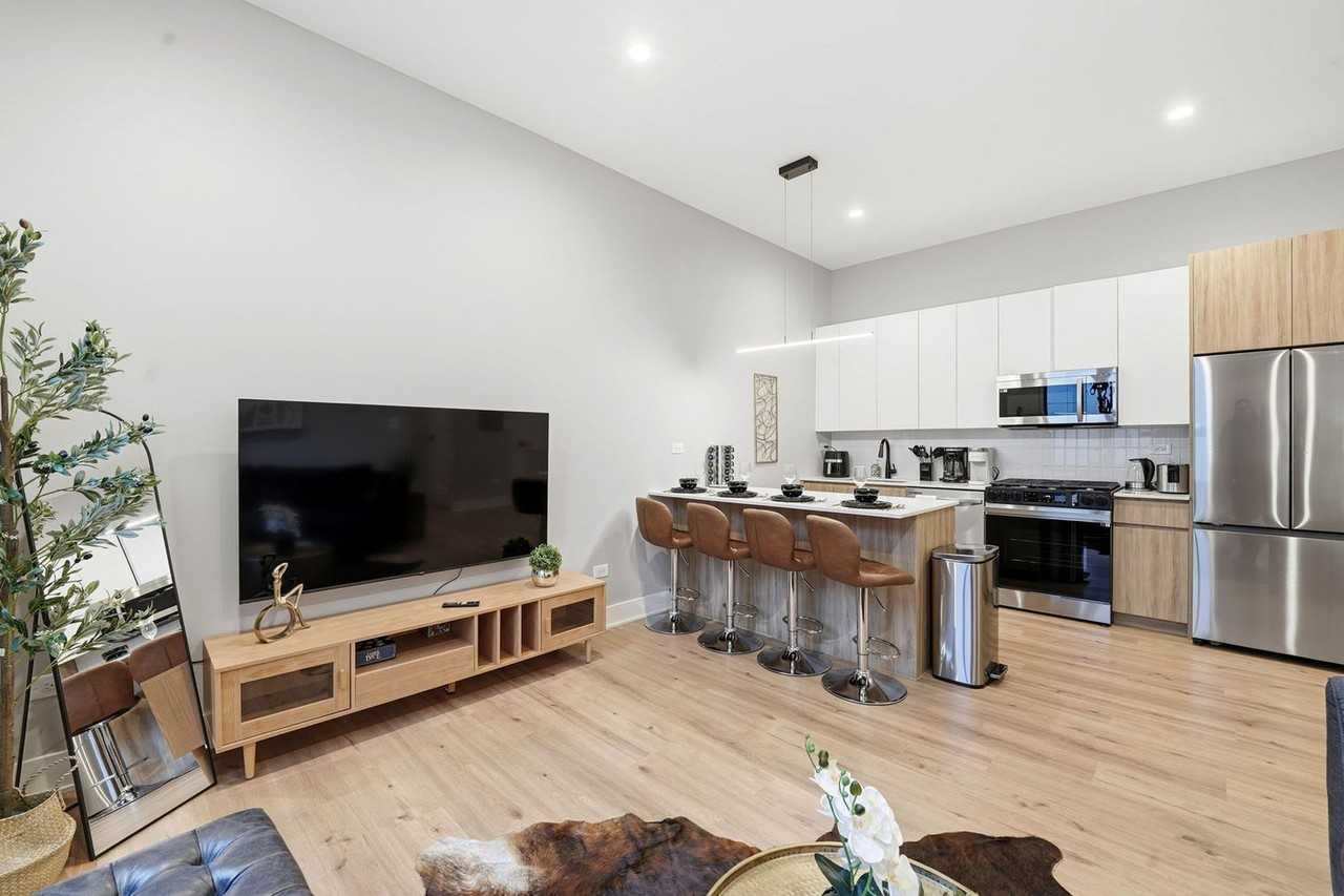 6044 N Winthrop Ave #1377801P - Photo 4 of 39