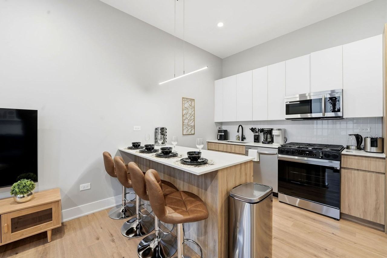 6044 N Winthrop Ave #1377801P - Photo 5 of 39