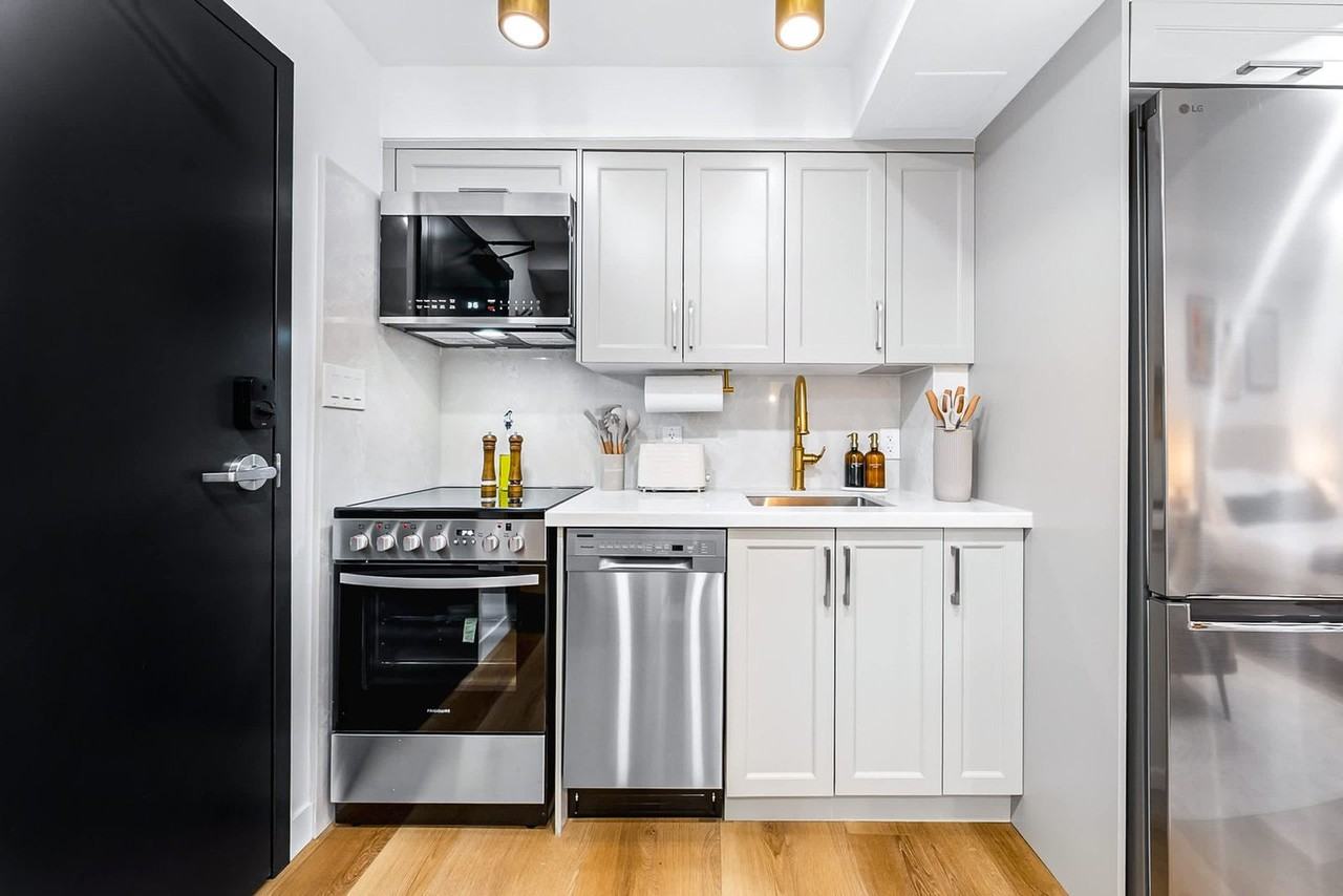 168 Mccaul St #1389235P - Photo 3 of 8