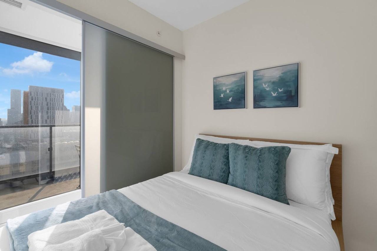 251 Jarvis St #1403802P - Photo 4 of 31