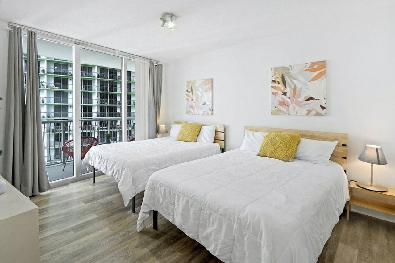 1750 N Bayshore Dr #1424251P - Photo 3 of 15