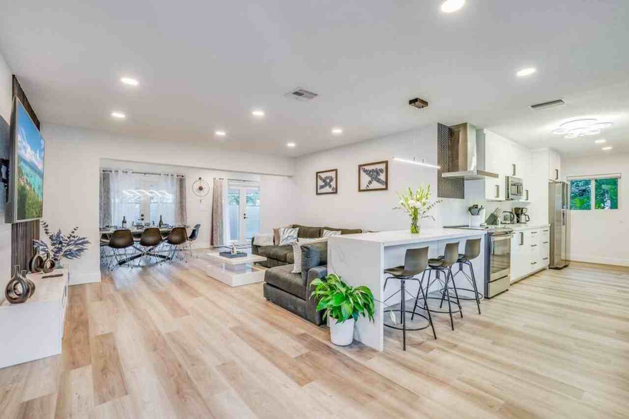 830 Sw 14th Ct #1475649P - Photo 4 of 50