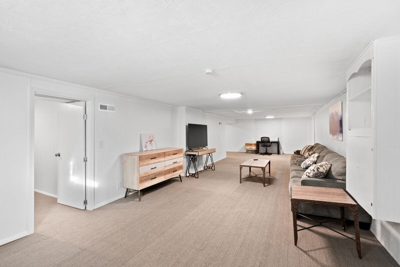 814 Holiday Ave #1472884P - Photo 4 of 36