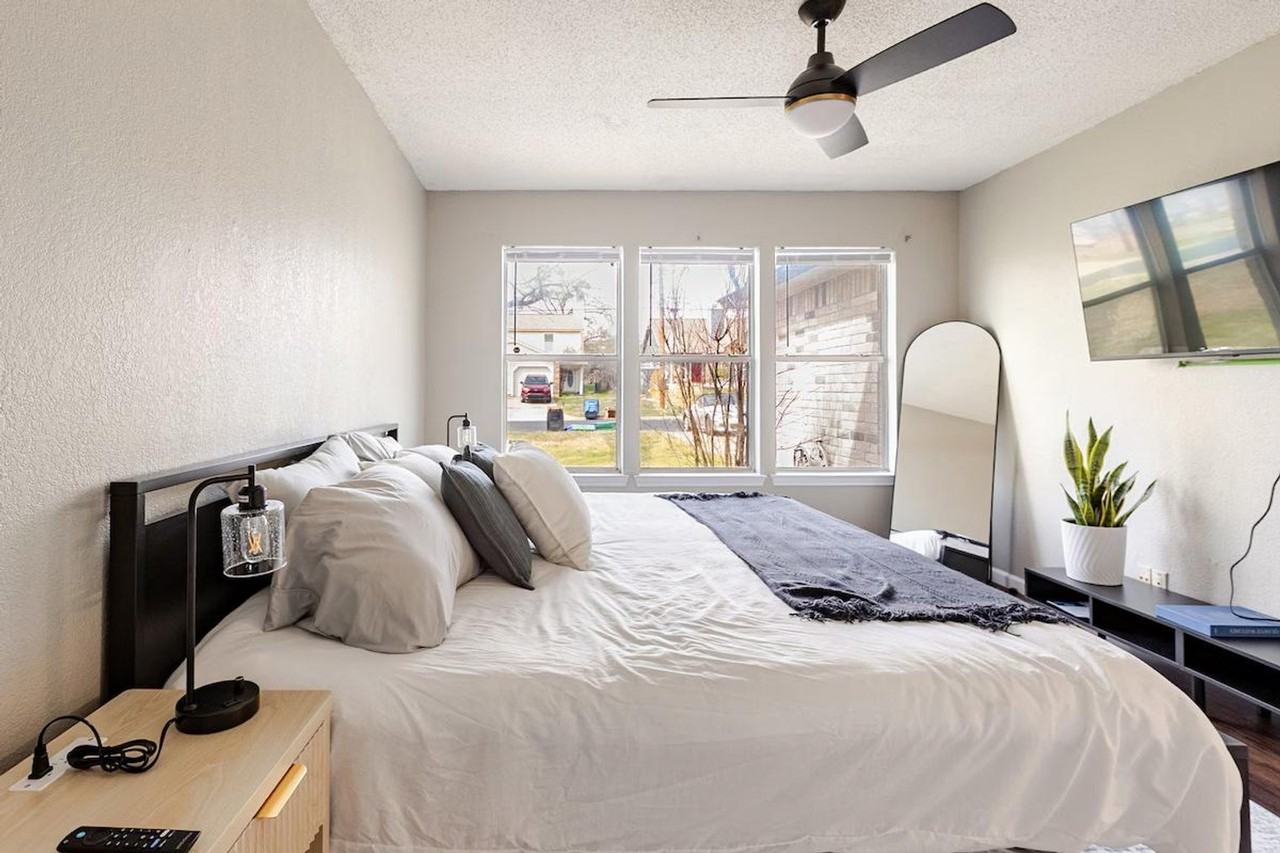 6101 Parkwood Dr #1496025P - Photo 3 of 36