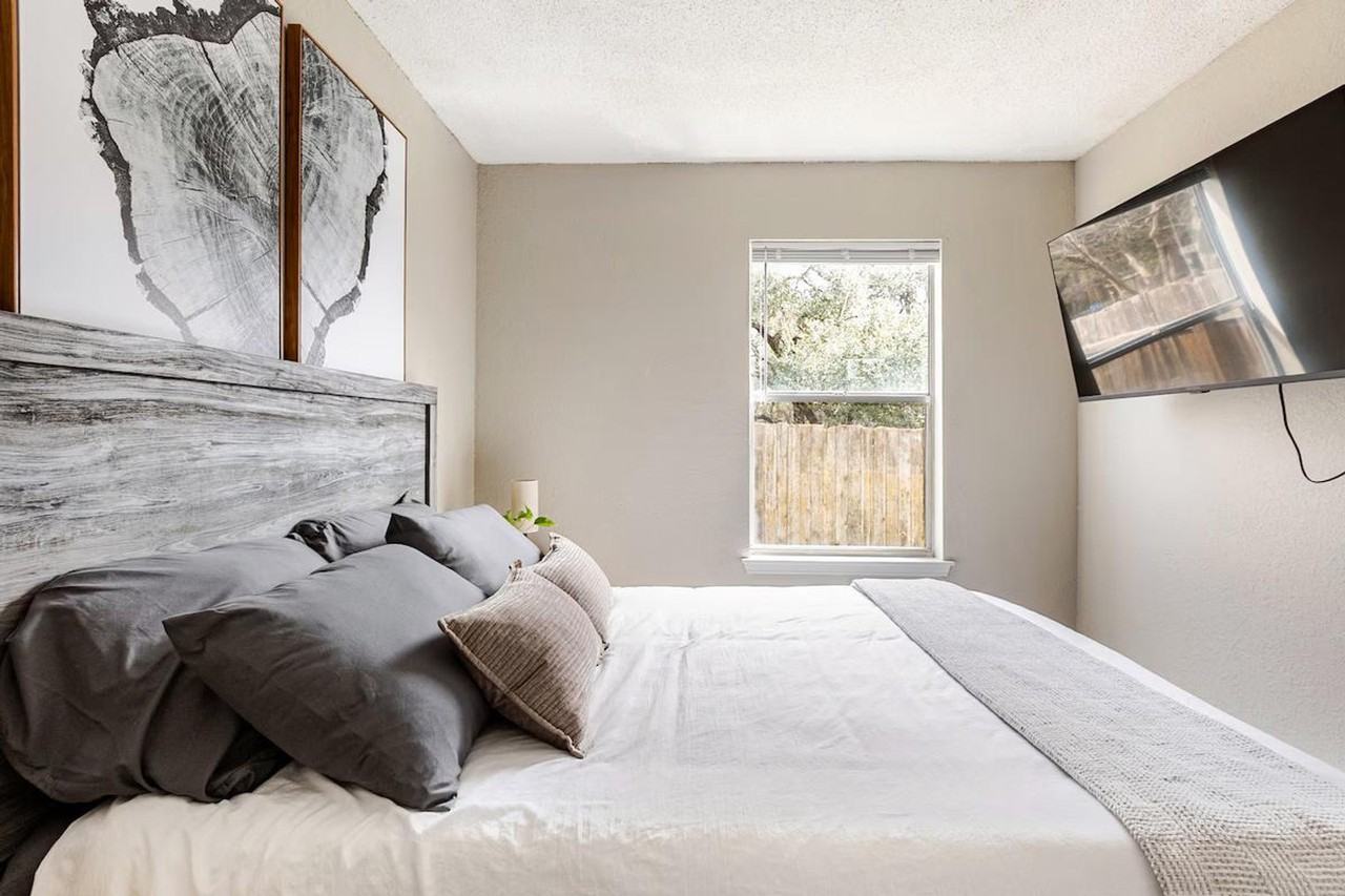 6101 Parkwood Dr #1496025P - Photo 6 of 36