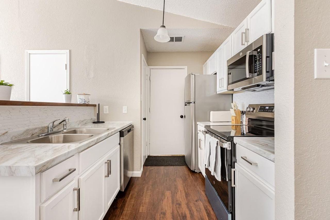 6101 Parkwood Dr #1496025P - Photo 7 of 36