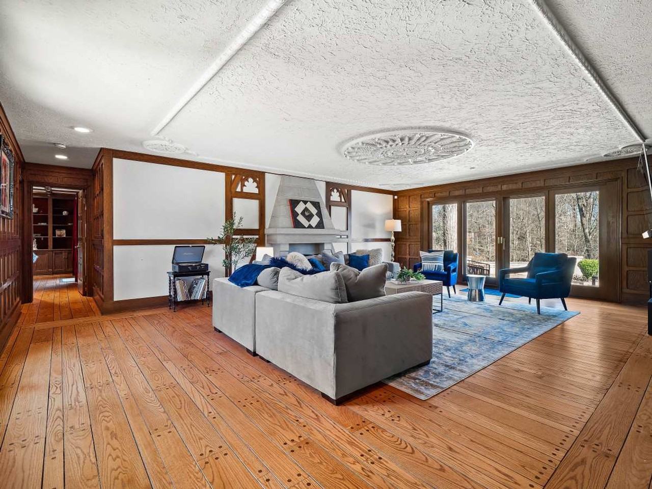 1811 Breezewood Dr #1496034P - Photo 4 of 50