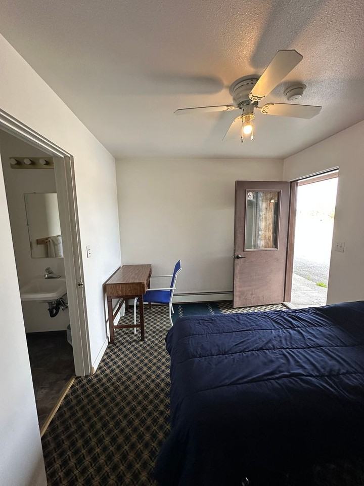 Roadside Inn - Photo 2 of 8