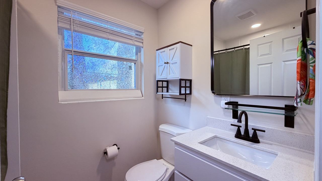 Room 1 - Photo 3 of 4