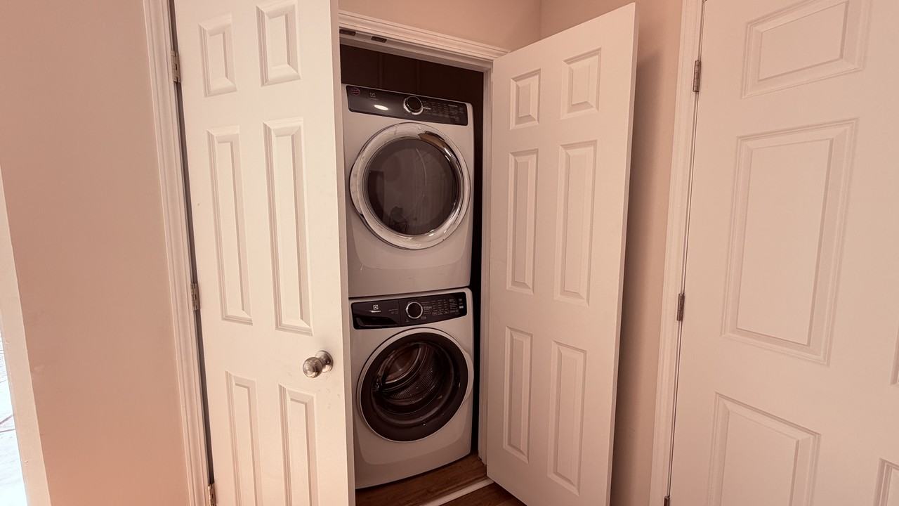 Room 1 - Photo 4 of 4