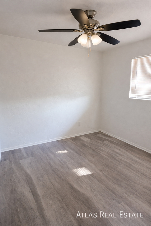 2512 W Ocotillo Rd #3 - Photo 4 of 11