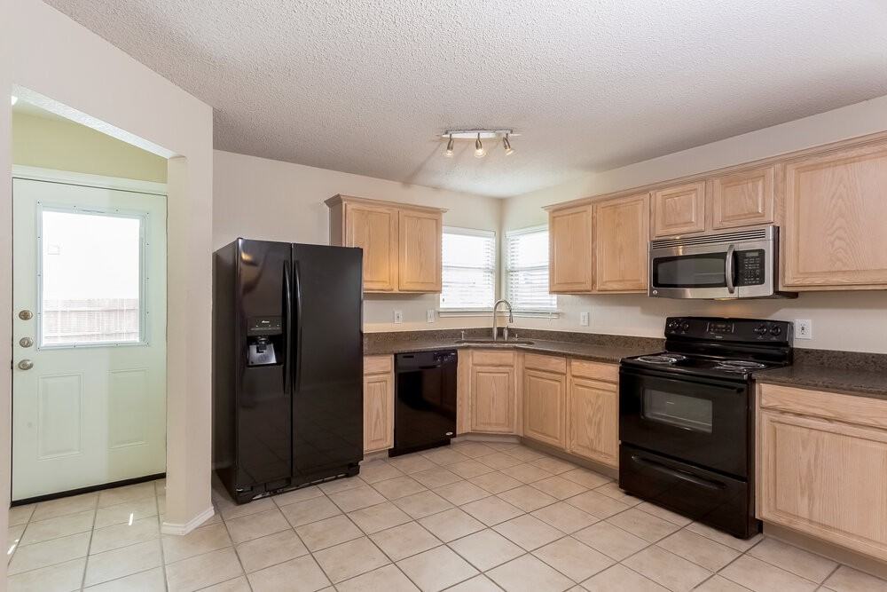 1621 Whispering Cove Trl - Photo 4 of 15