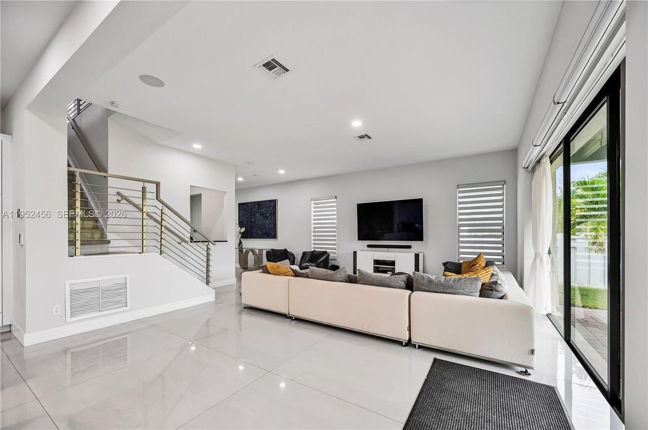 8645 Northwest 39th Court - Photo 7 of 8